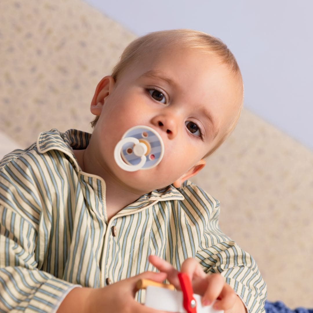 BIBS Studio collection fopspeen met ronde speen van latex met rond schild met streepjesdessin in de kleuren wit, zacht blauw en licht blauw