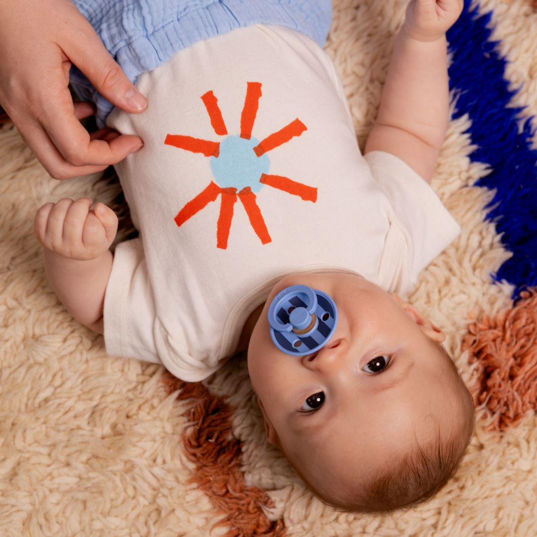 BIBS Studio Collection fopspeen met ronde speen van latex in de kleur blauw