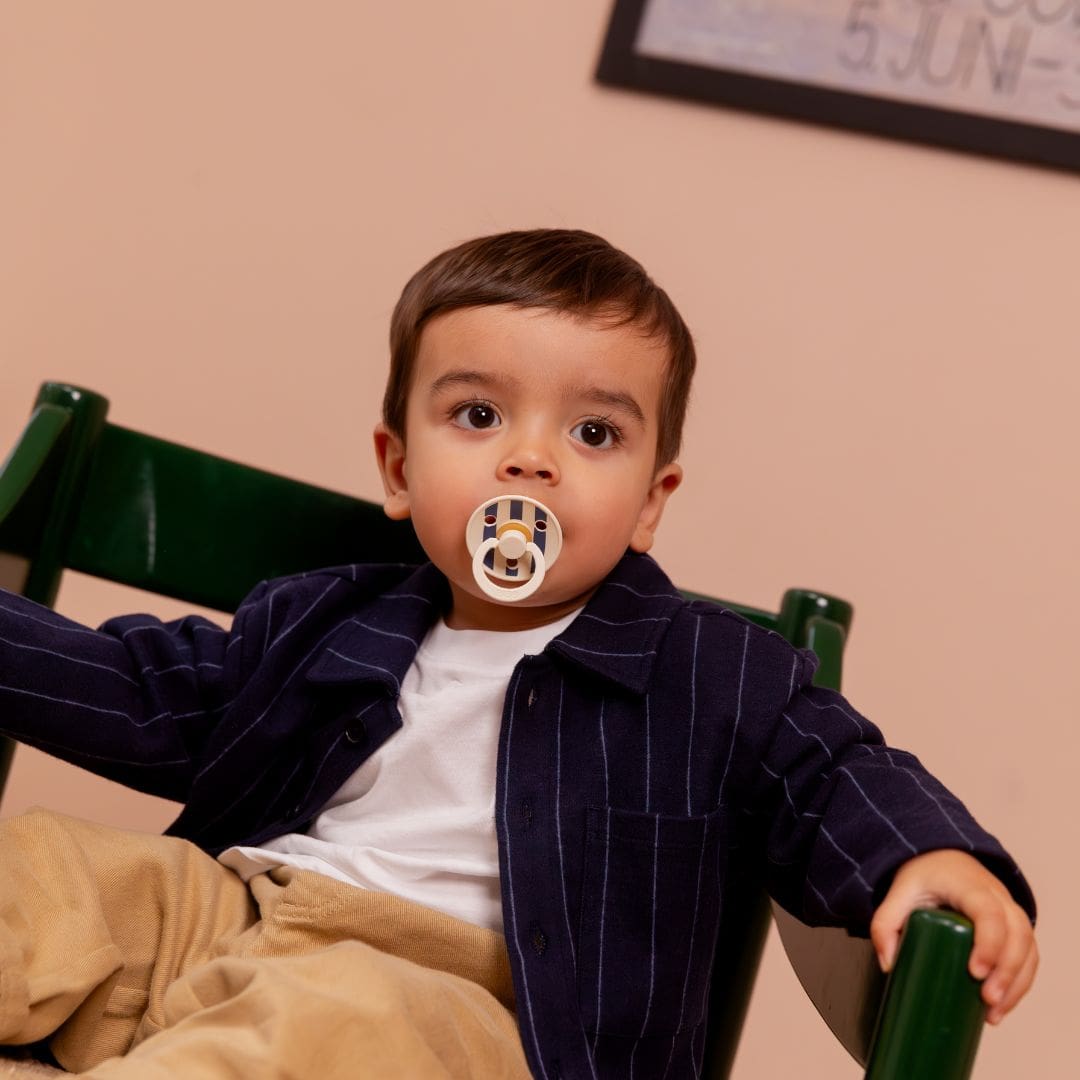 BIBS Studio Collection fopspeen met ronde speen van natuurlijk rubber in de kleuren ivory wit en steel blue donker blauw