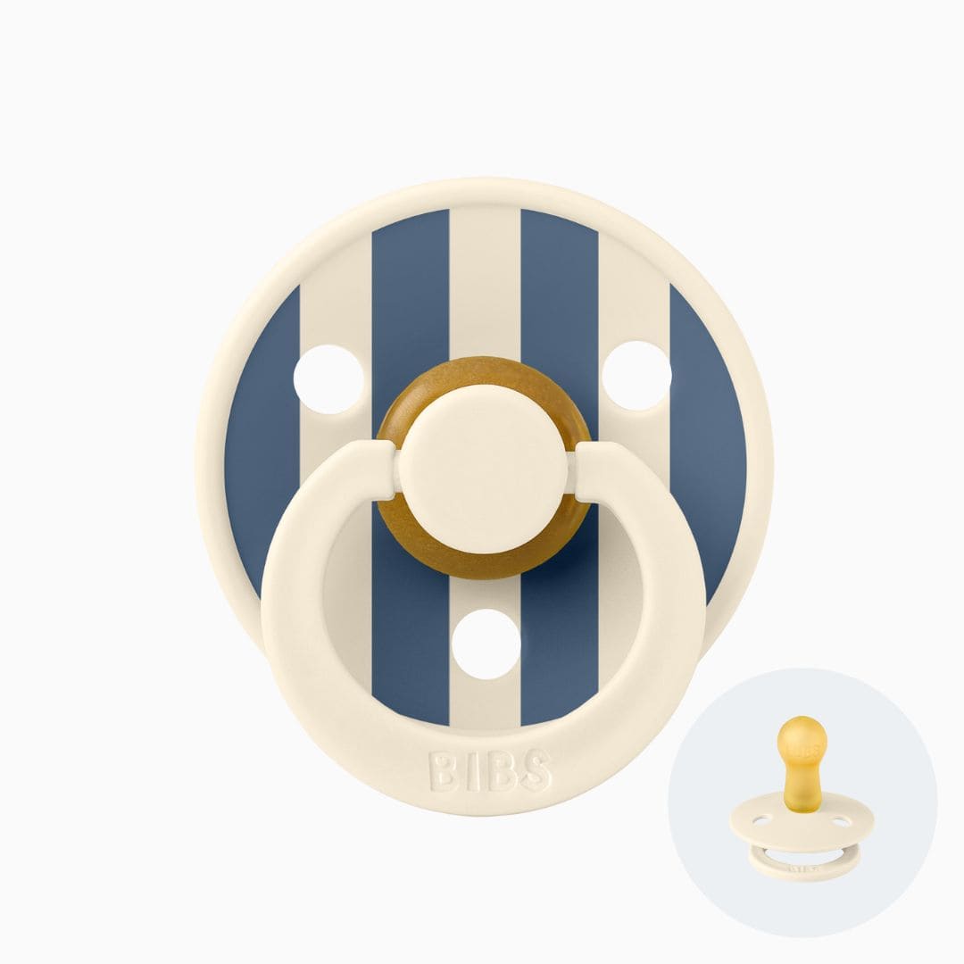 BIBS Studio Collection fopspeen met ronde speen van natuurlijk rubber in de kleuren ivory wit en steel blue donker blauw