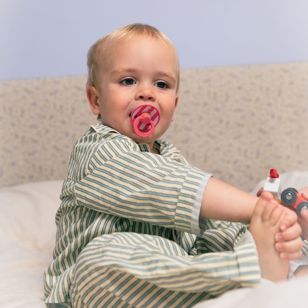 BIBS Studio Collection fopspeen met ronde, latex speen met rond schild met streepjesdessin in de roze kleuren coral en baby pink