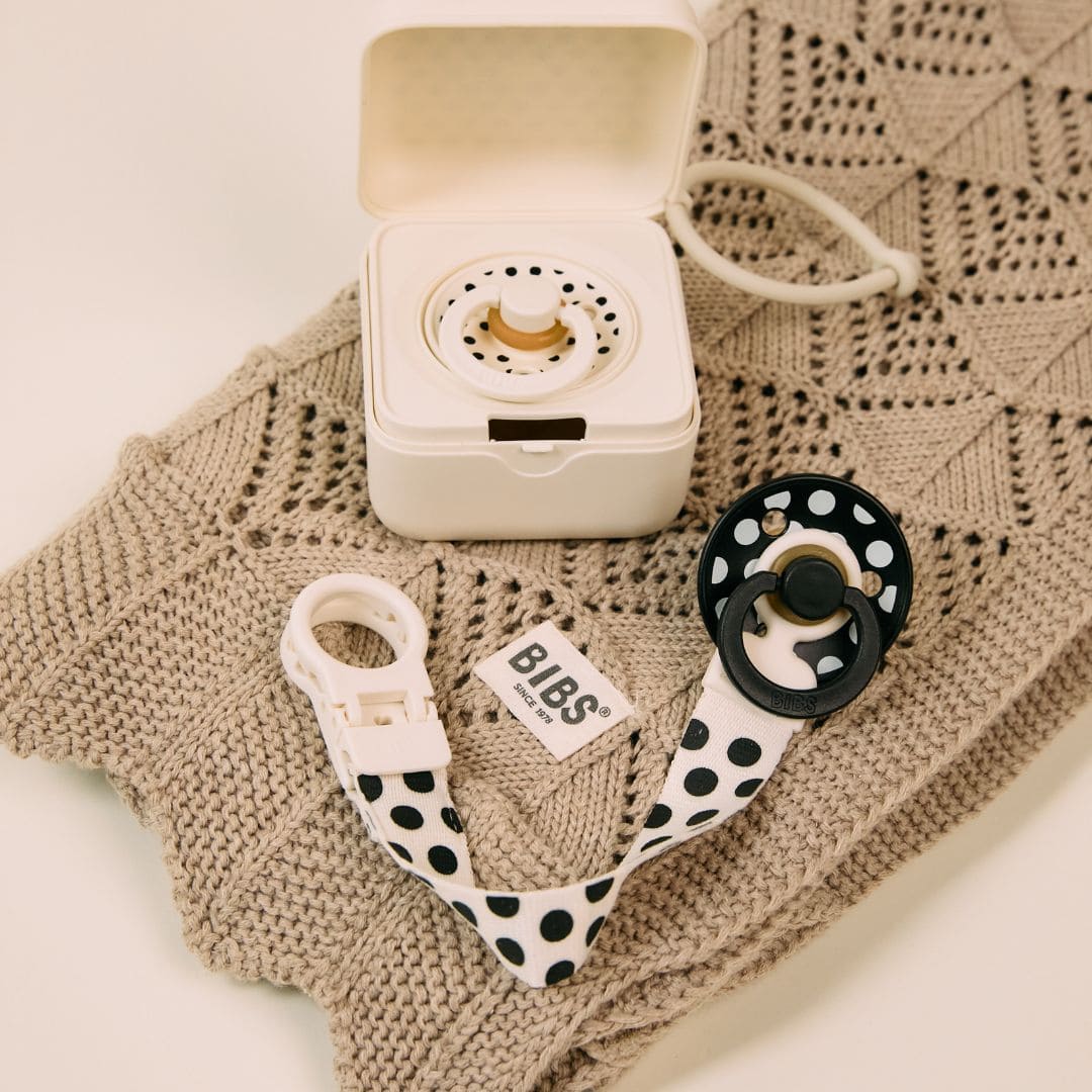 BIBS Polkadot speenkoord in de witte kleur ivory met zwarte stippen