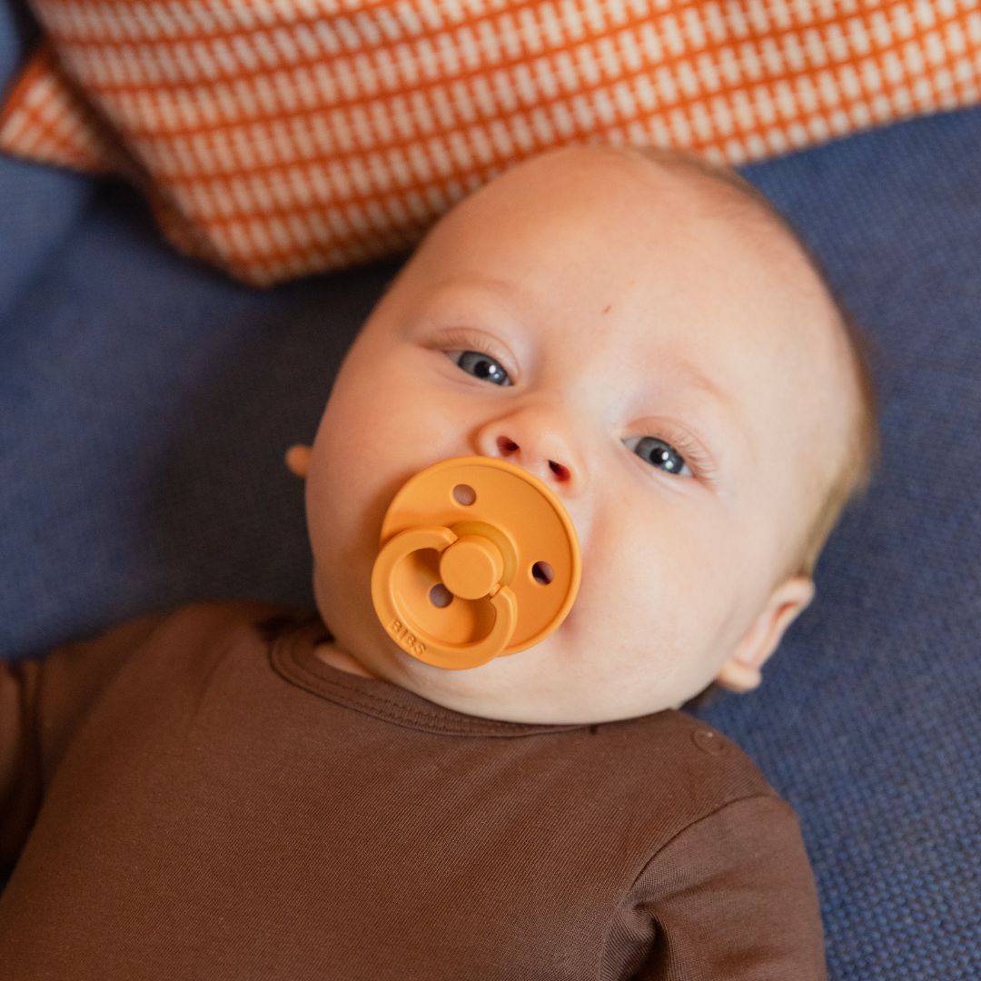 BIBS Colour fopspeen in de kleur pumpkin met ronde kersvormige speen van latex in maat 1 en 2