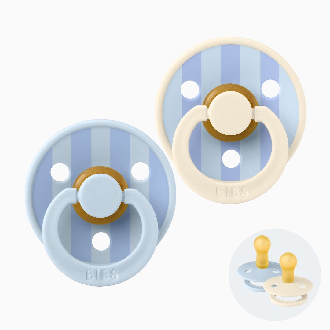 BIBS Studio collection fopspeen met ronde speen van latex met rond schild met streepjesdessin in de kleuren wit, zacht blauw en licht blauw