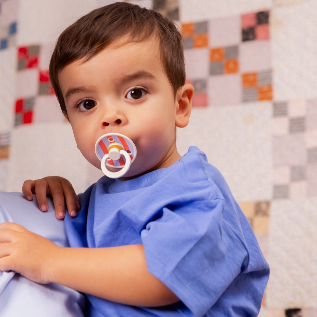 BIBS fopspeen Studio collection met ronde speen van natuurrubber met streep dessin hush mix