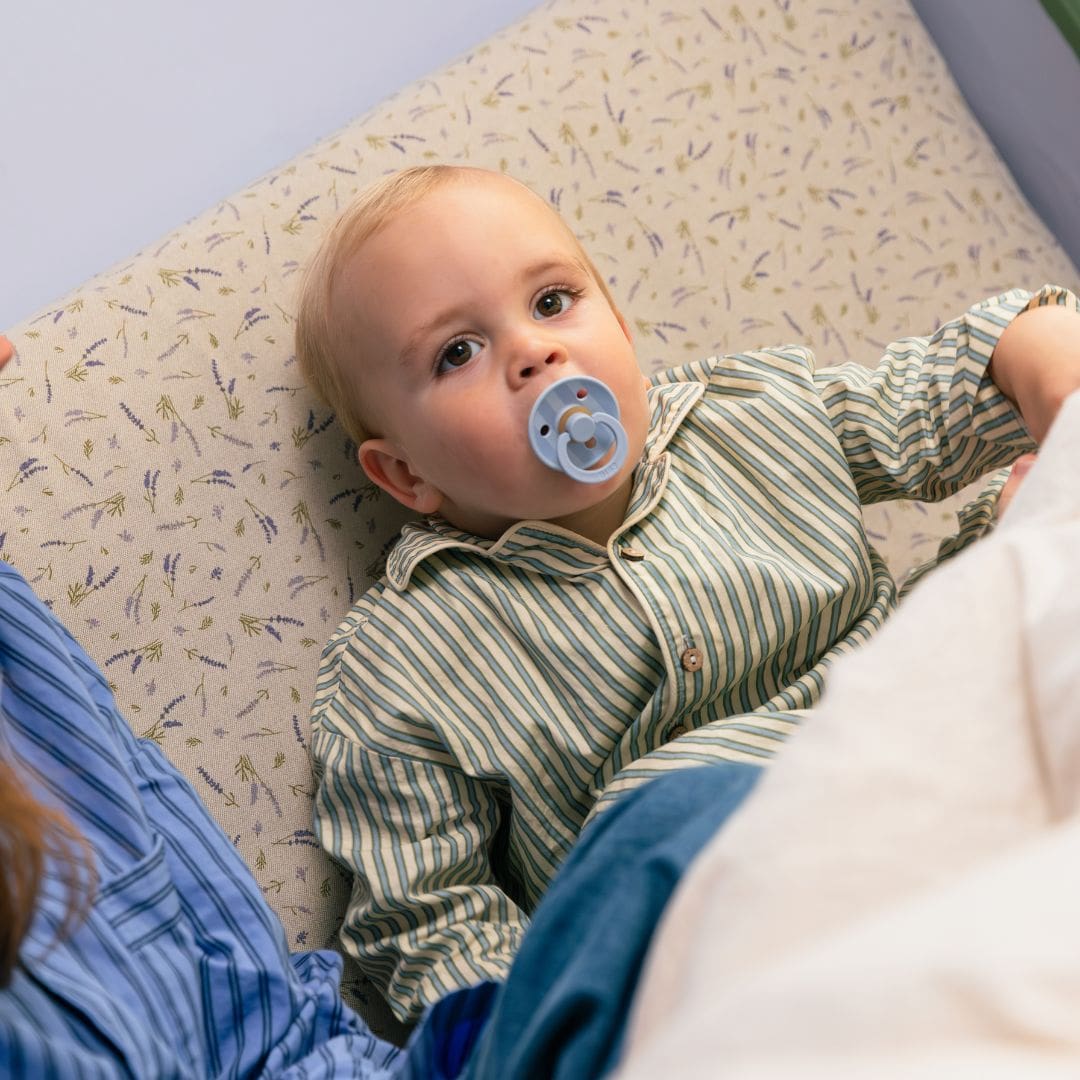 BIBS Studio collection fopspeen met ronde speen van latex met rond schild met streepjesdessin in de kleuren wit, zacht blauw en licht blauw