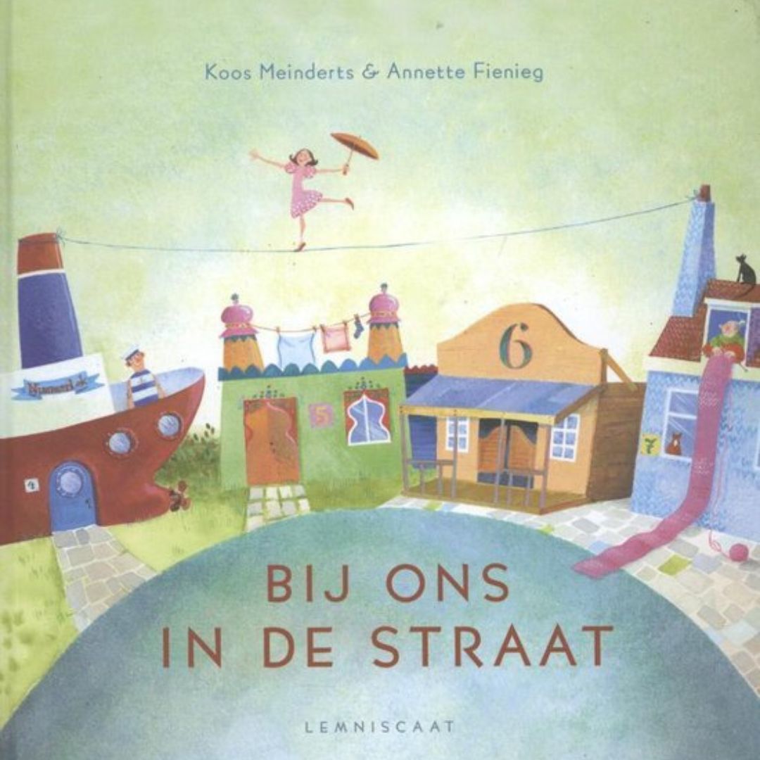 Prentenboek bij ons in de straat van Koos Meinderts Uitgeverij Lemniscaat