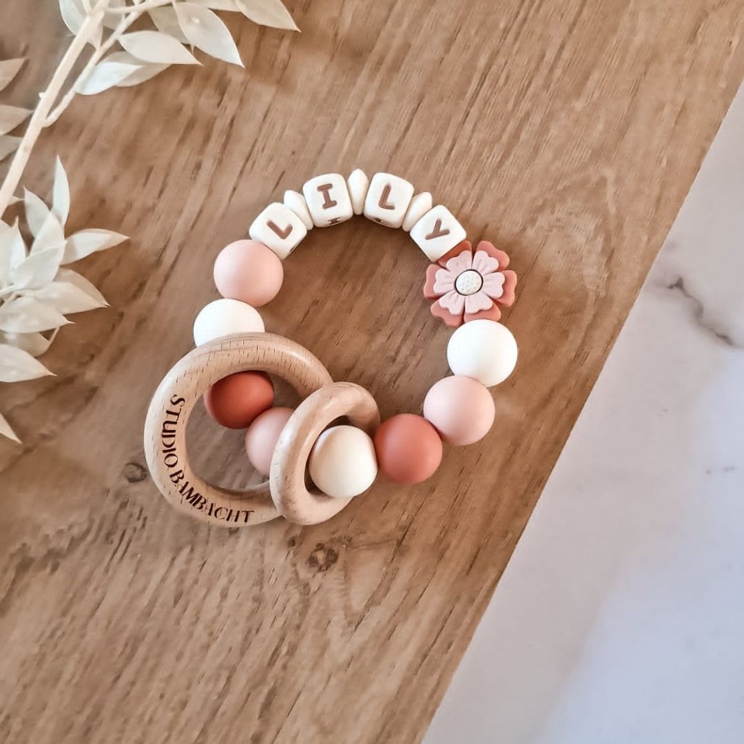 Studio Bambacht bijtring met naam in de kleur donker zalmroze met bloem