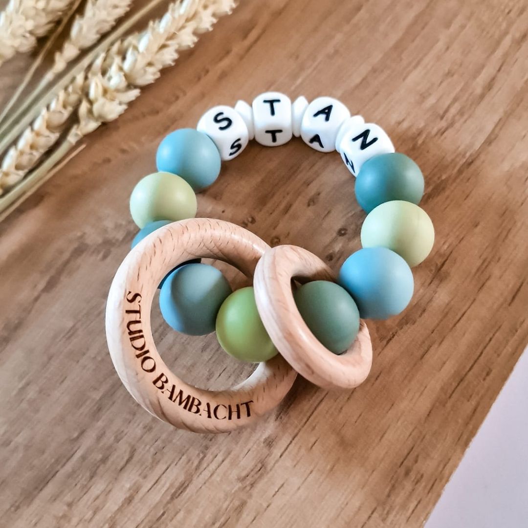 Bijtring met naam in de kleuren blauw en groen handgemaakt kraamcadeau met naam door Iris van Studio Bambacht