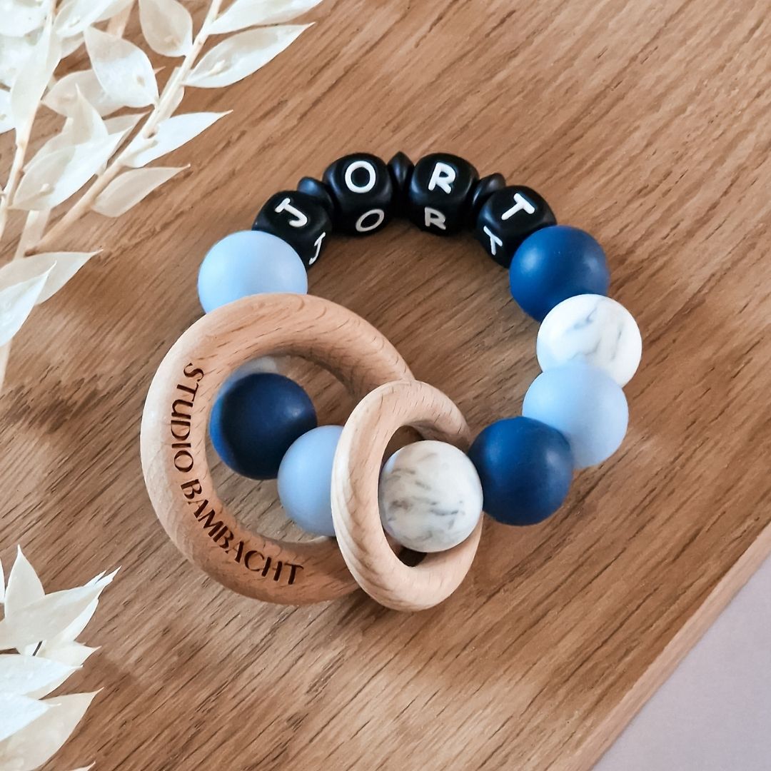 Bijtring met naam in de kleur marmer blauw handgemaakt kraamcadeau met naam van siliconen kralen door Iris van Studio Bambacht