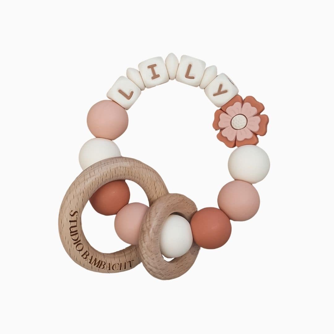 Studio Bambacht bijtring met naam in de kleur donker zalmroze met bloem