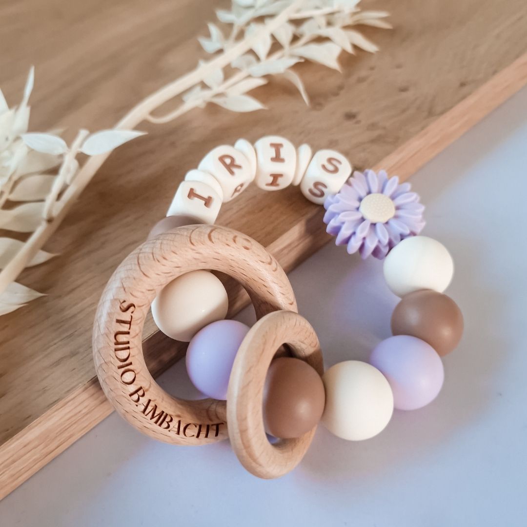 Bijtring met naam siliconen in de kleur lila met bloem kraal handgemaakt kraamcadeau met naam van Studio Bambacht