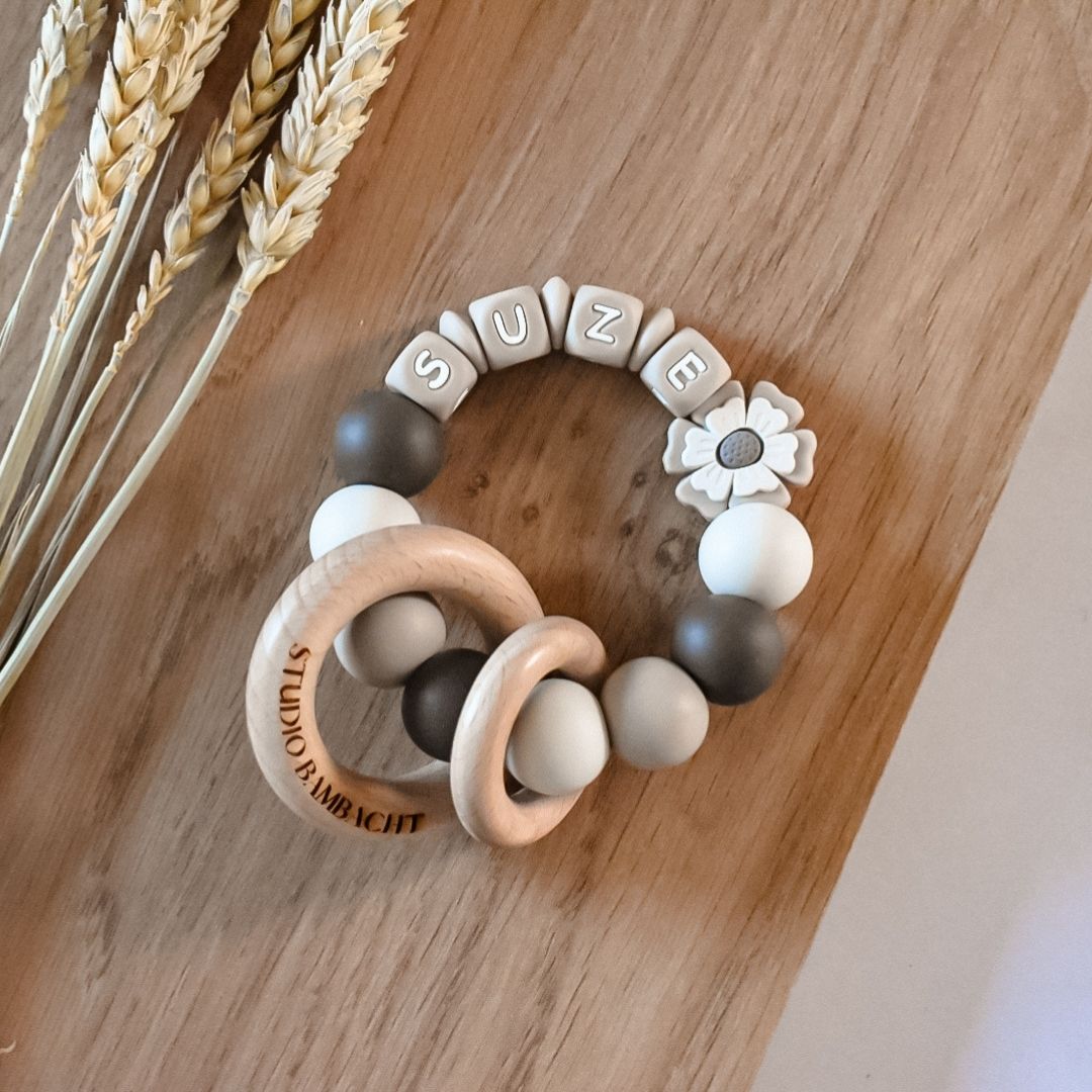 Bijtring met naam donker beige bloem - Studio Bambacht