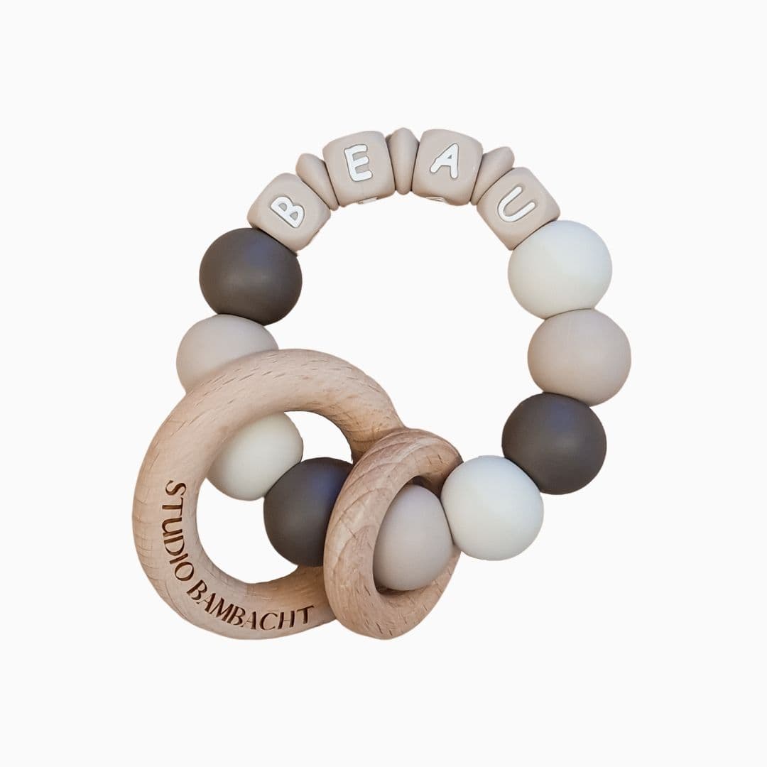 Bijtring met naam neutraal donker beige van siliconen kralen handgemaakt kraamcadeau met naam door Studio Bambacht
