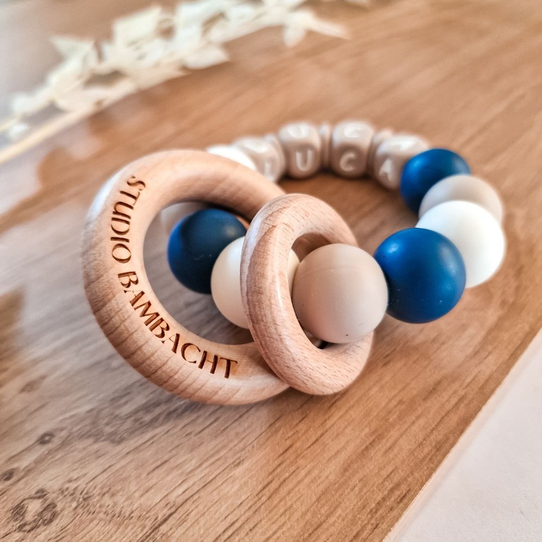 Bijtring met naam jongen in de kleur donker blauw taupe handgemaakt kraamcadeau met naam van Studio Bambacht