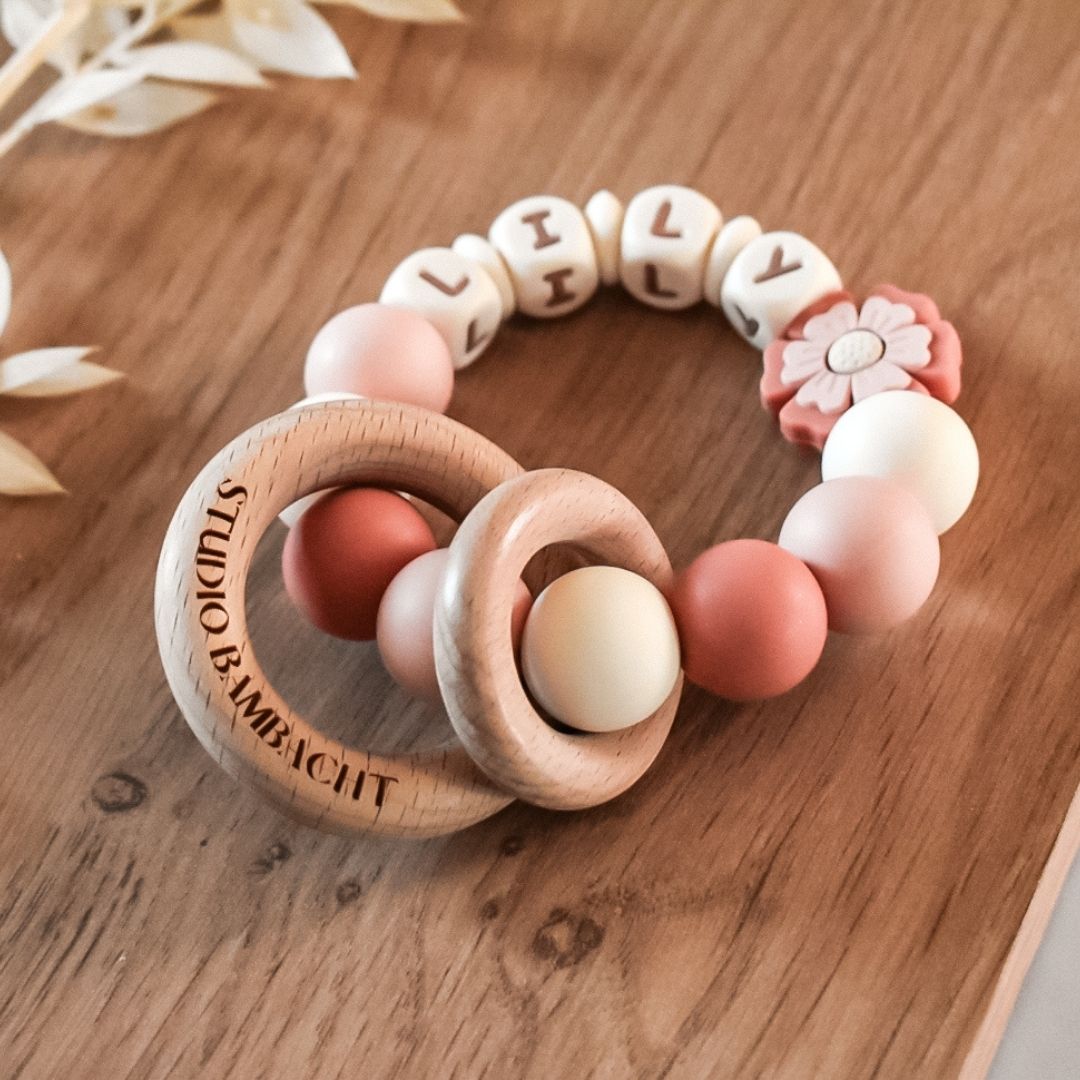 Studio Bambacht bijtring met naam in de kleur donker zalmroze met bloem