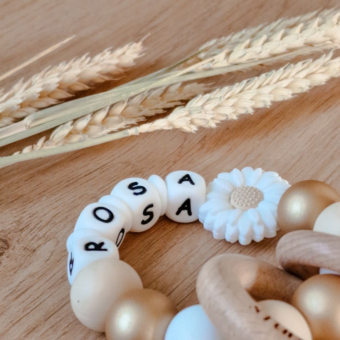 Bijtring met naam meisje wit daisy handgemaakt kraamcadeau van Studio Bambacht