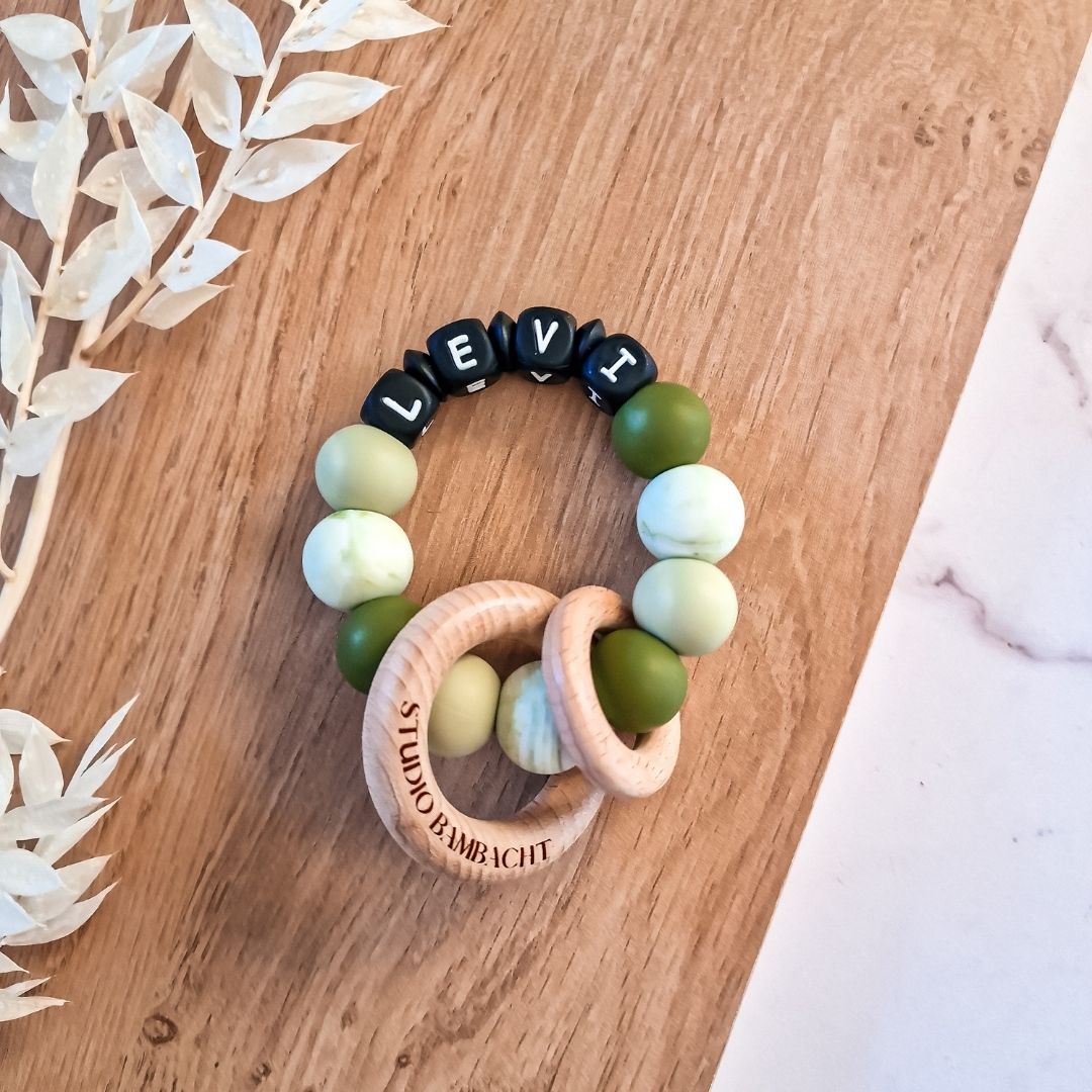 Bijtring met naam jongen marmer groen handgemaakt kraamcadeau met naam van Studio Bambacht