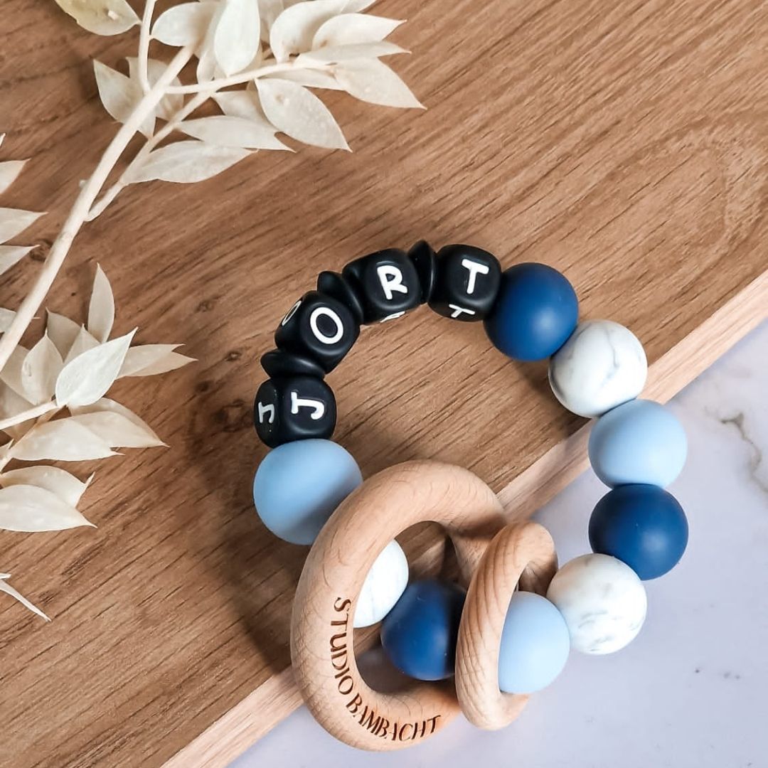 Bijtring met naam in de kleur marmer blauw handgemaakt kraamcadeau met naam van siliconen kralen door Iris van Studio Bambacht