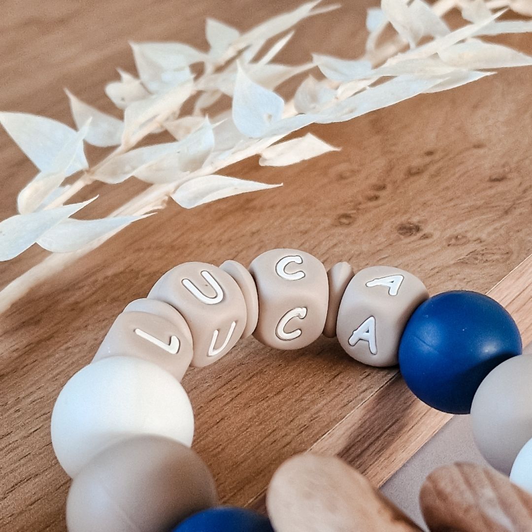 Bijtring met naam jongen in de kleur donker blauw taupe handgemaakt kraamcadeau met naam van Studio Bambacht