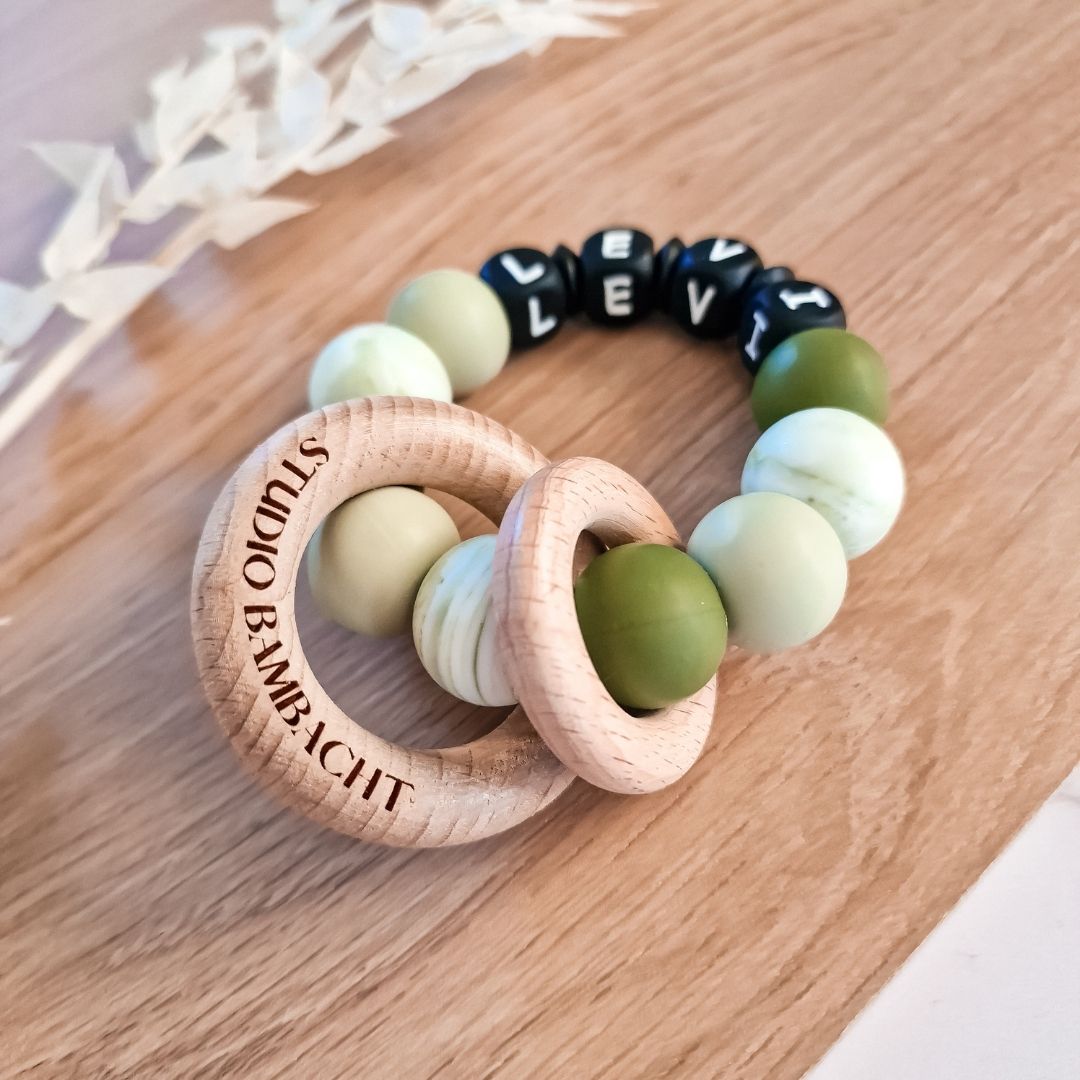 Bijtring met naam jongen marmer groen handgemaakt kraamcadeau met naam van Studio Bambacht