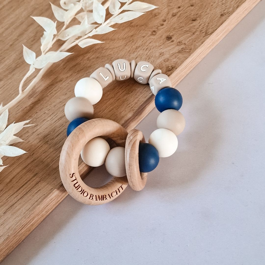 Bijtring met naam jongen in de kleur donker blauw taupe handgemaakt kraamcadeau met naam van Studio Bambacht