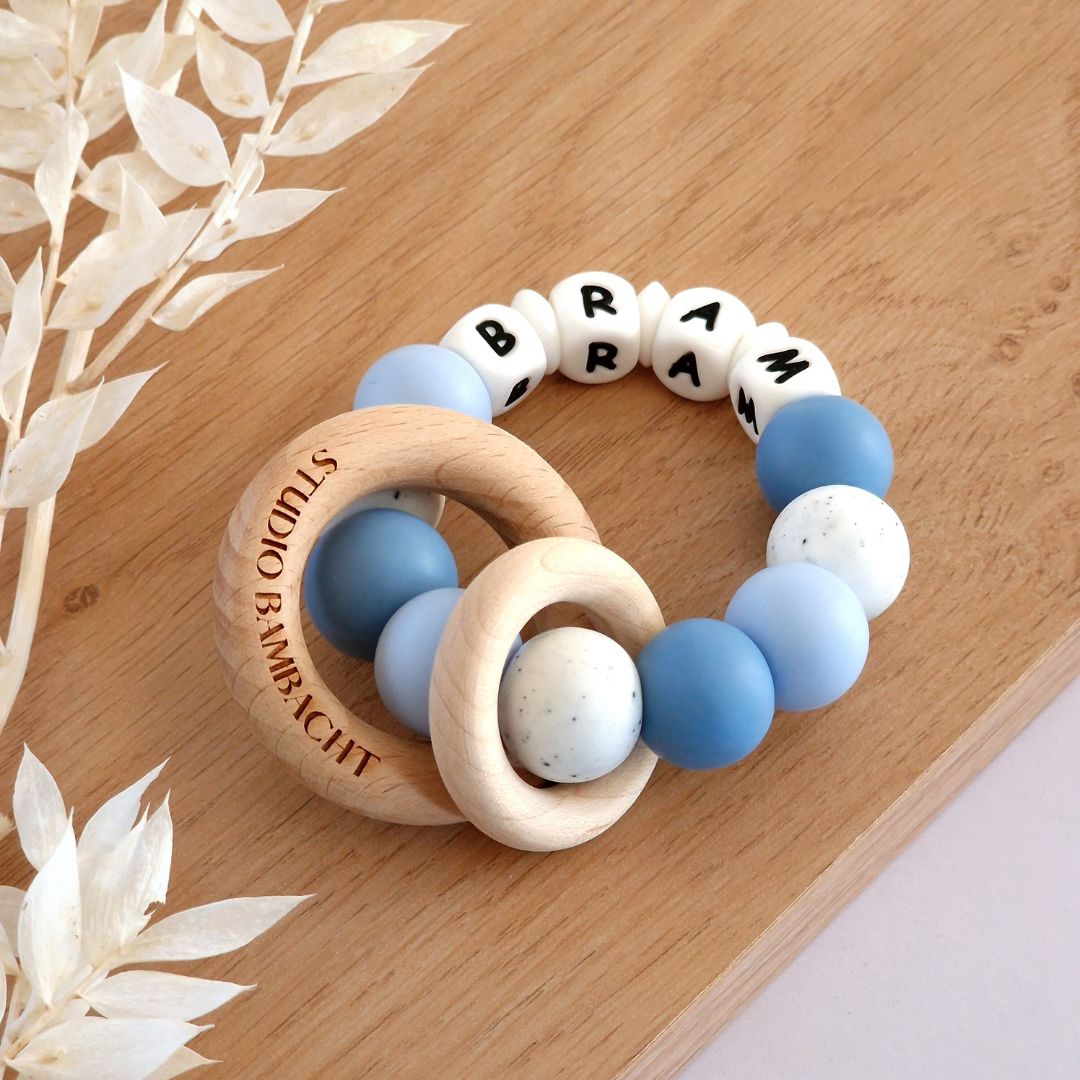 Bijtring met naam jongen oceaan blauw handgemaakt kraamcadeau met naam van Studio Bambacht
