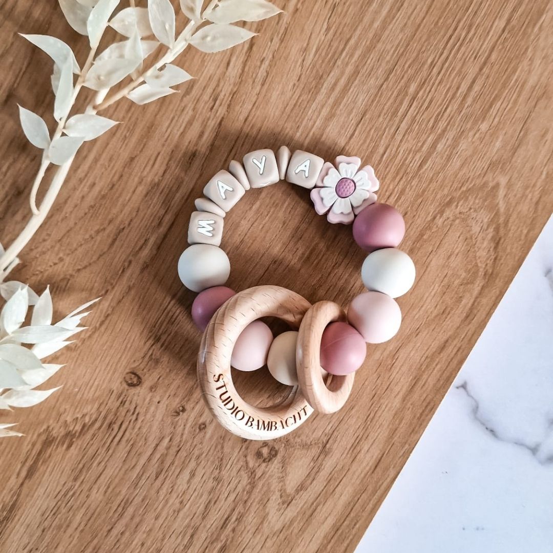 Bijtring met naam meisje lichtroze bloem handgemaakt kraamcadeau van Studio Bambacht