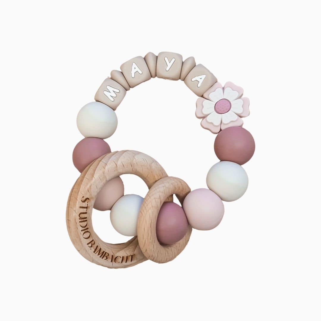 Bijtring met naam meisje lichtroze bloem handgemaakt kraamcadeau van Studio Bambacht