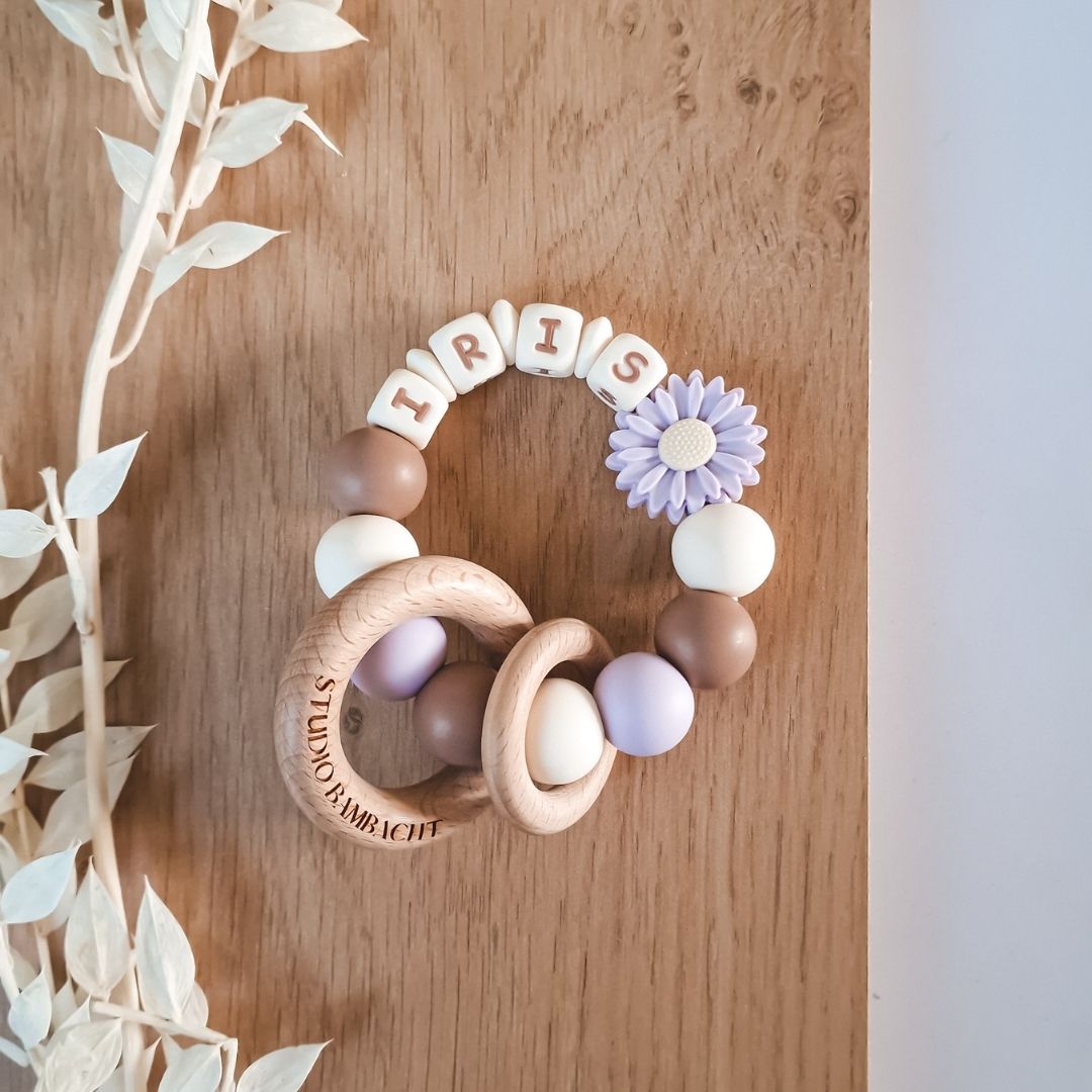Bijtring met naam siliconen in de kleur lila met bloem kraal handgemaakt kraamcadeau met naam van Studio Bambacht