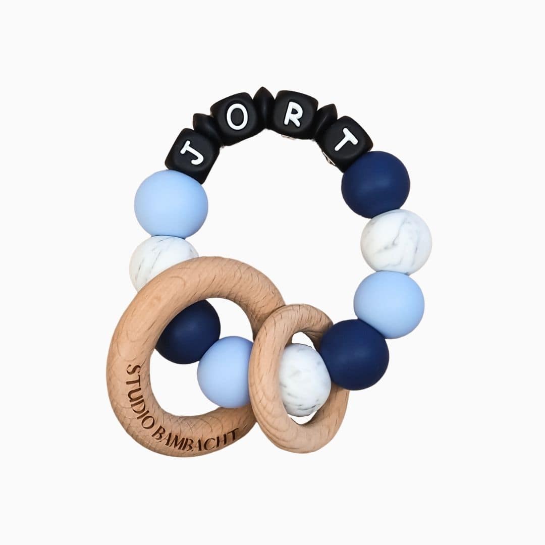 Bijtring met naam in de kleur marmer blauw handgemaakt kraamcadeau met naam van siliconen kralen door Iris van Studio Bambacht