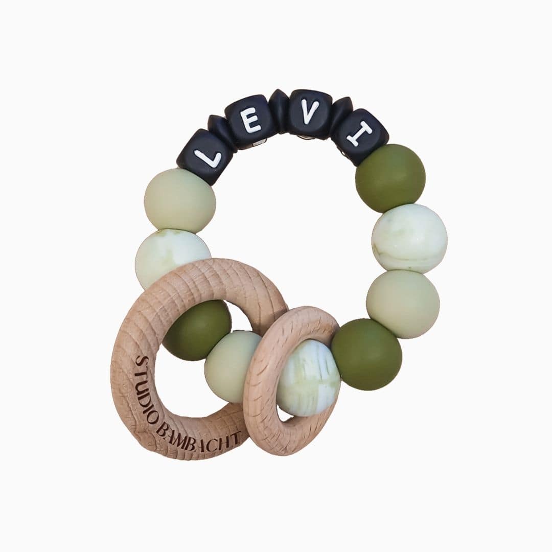 Bijtring met naam jongen marmer groen handgemaakt kraamcadeau met naam van Studio Bambacht