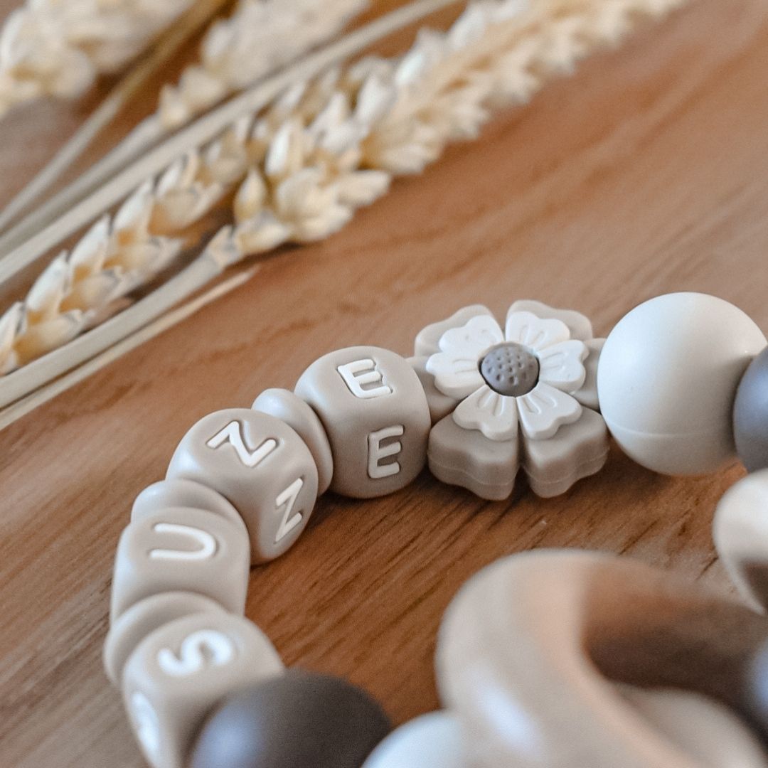 Bijtring met naam donker beige bloem - Studio Bambacht
