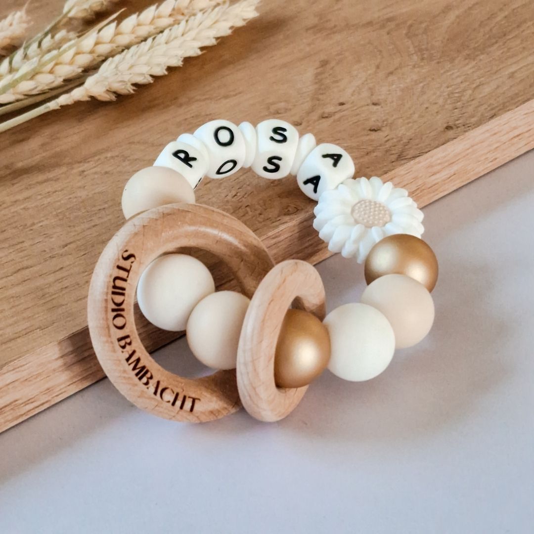Bijtring met naam meisje wit daisy handgemaakt kraamcadeau van Studio Bambacht
