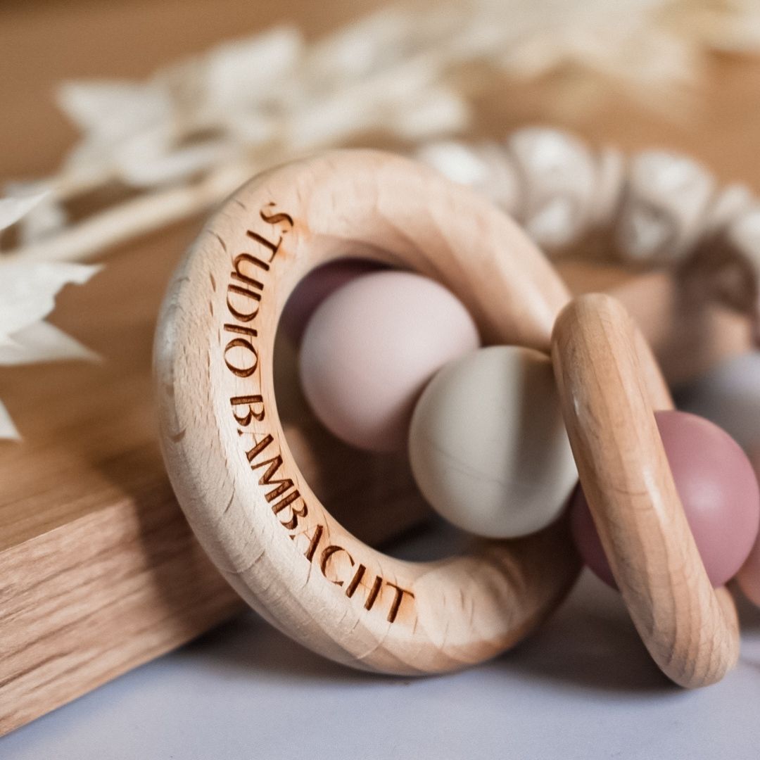 Bijtring met naam meisje lichtroze bloem handgemaakt kraamcadeau van Studio Bambacht