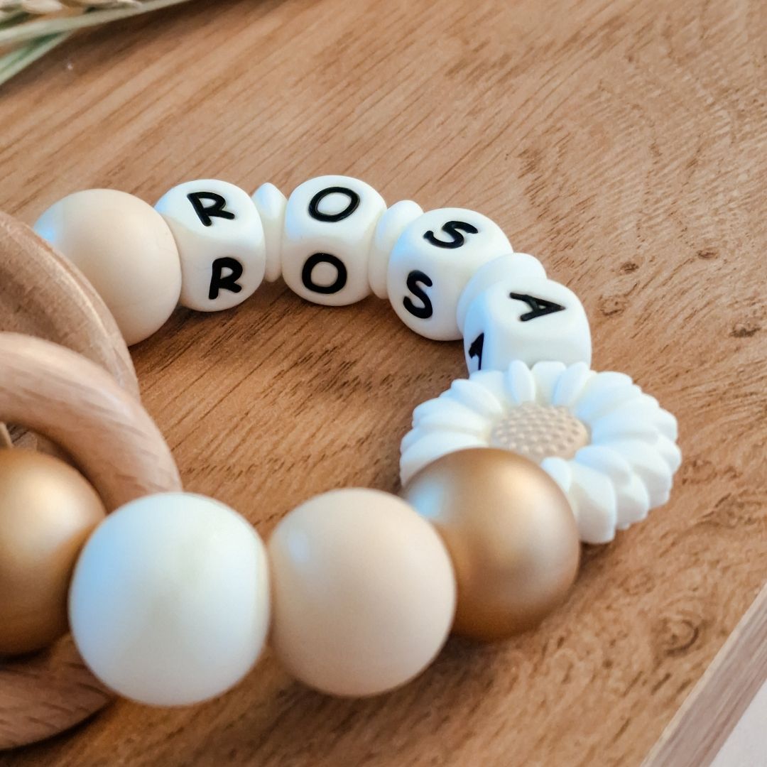 Bijtring met naam meisje wit daisy handgemaakt kraamcadeau van Studio Bambacht