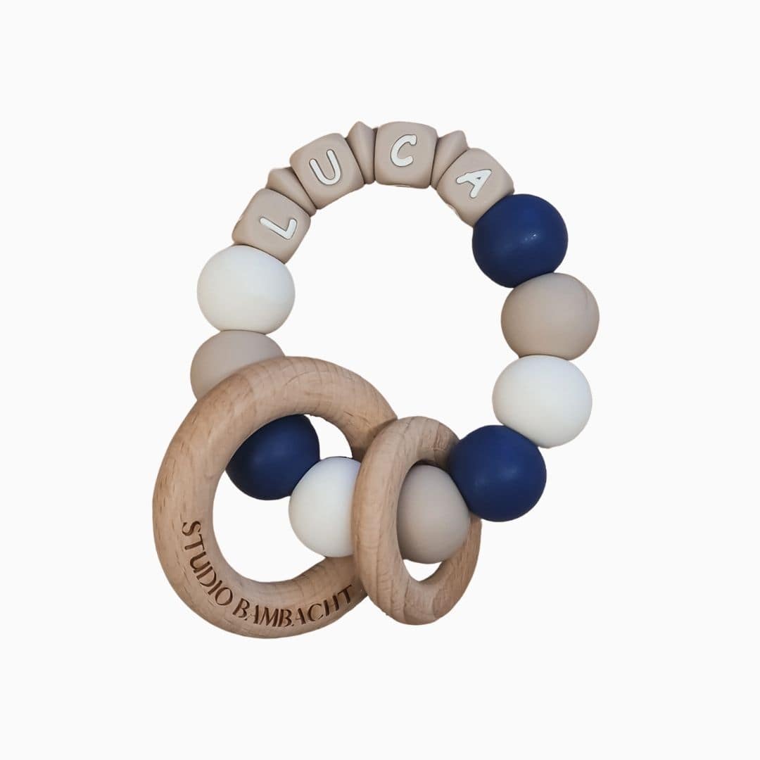 Bijtring met naam jongen in de kleur donker blauw taupe handgemaakt kraamcadeau met naam van Studio Bambacht