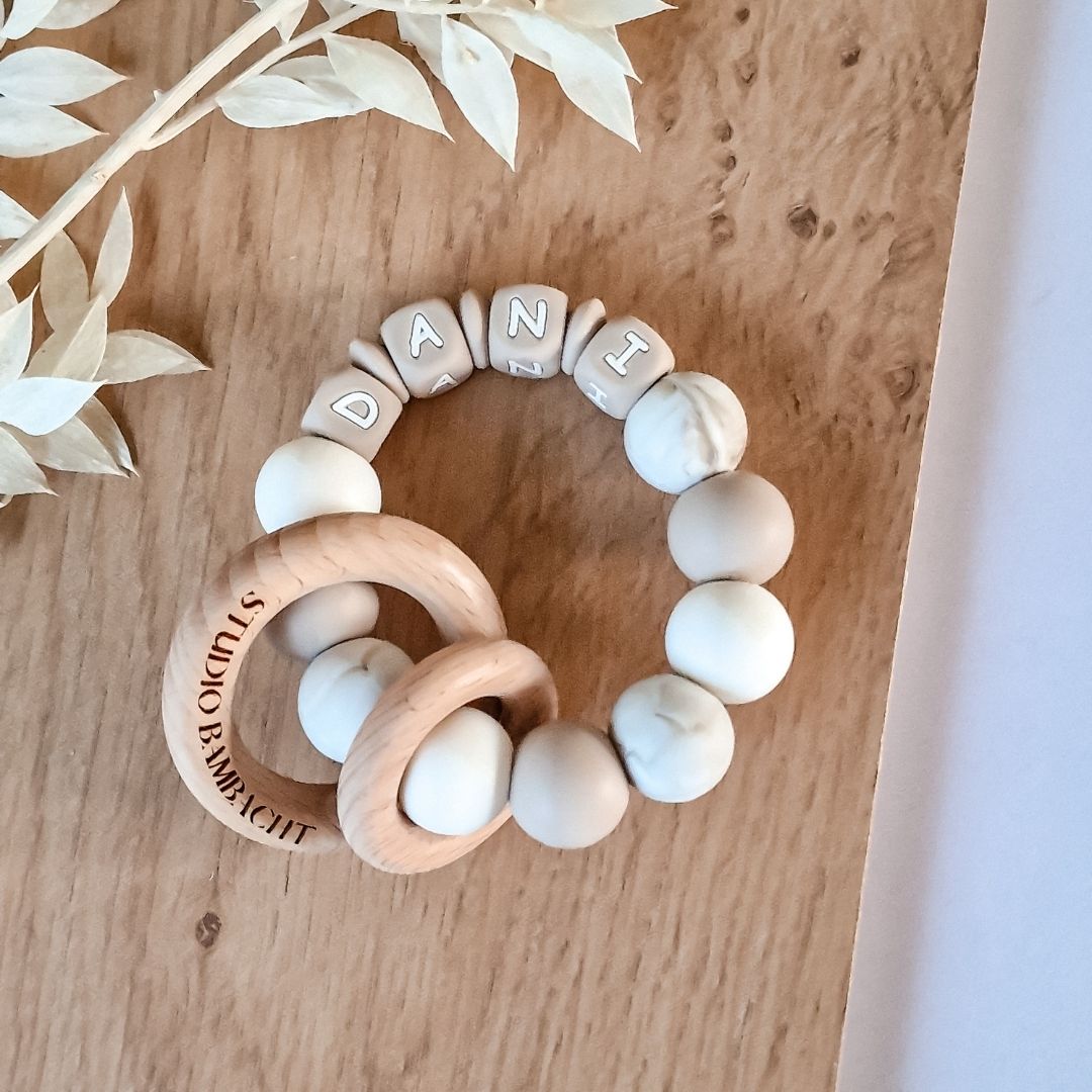 Bijtring met naam marmer taupe handgemaakt kraamcadeau door Studio Bambacht