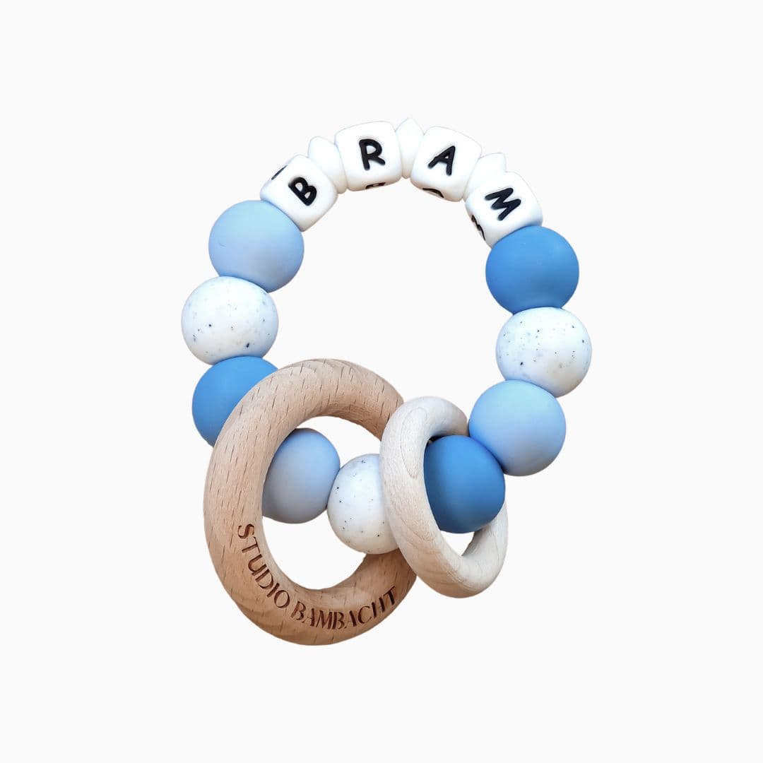 Bijtring met naam jongen oceaan blauw handgemaakt kraamcadeau met naam van Studio Bambacht