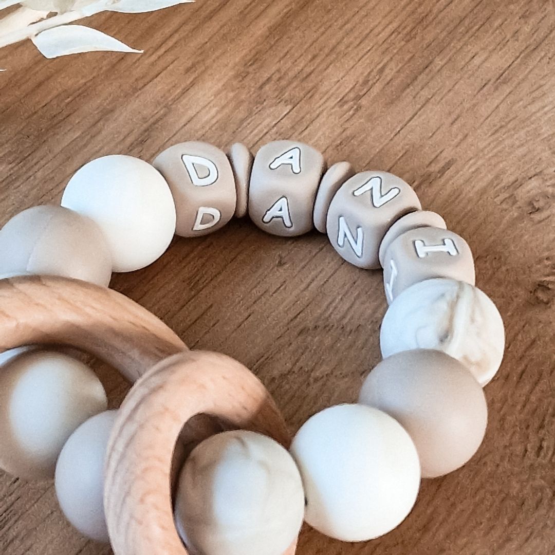 Bijtring met naam marmer taupe handgemaakt kraamcadeau door Studio Bambacht