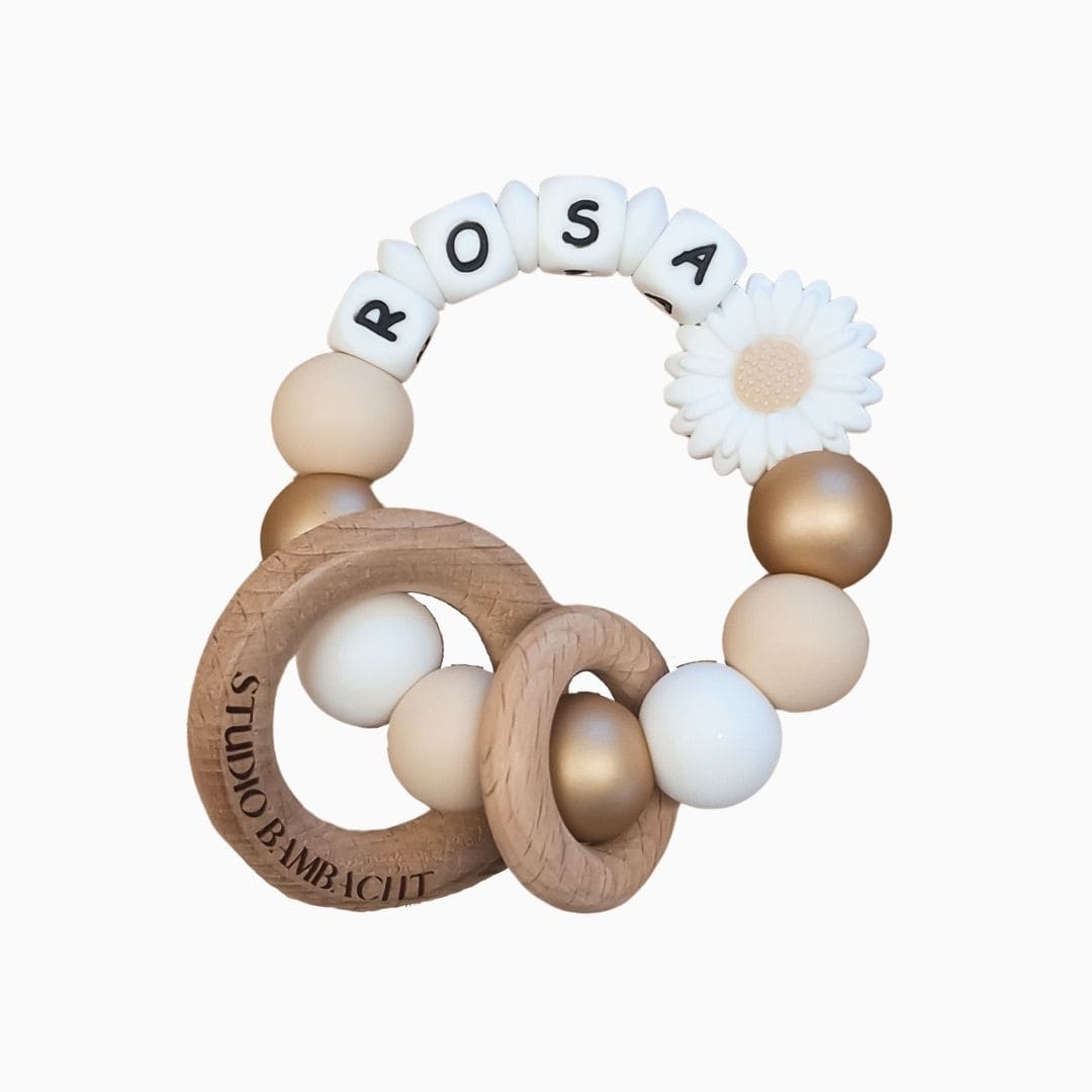 Bijtring met naam meisje wit daisy handgemaakt kraamcadeau van Studio Bambacht