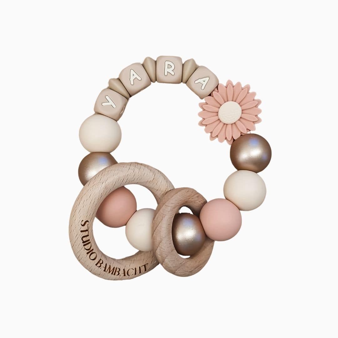 Bijtring met naam madelief in de kleur zalmroze handgemaakt door Iris van Studio Bambacht