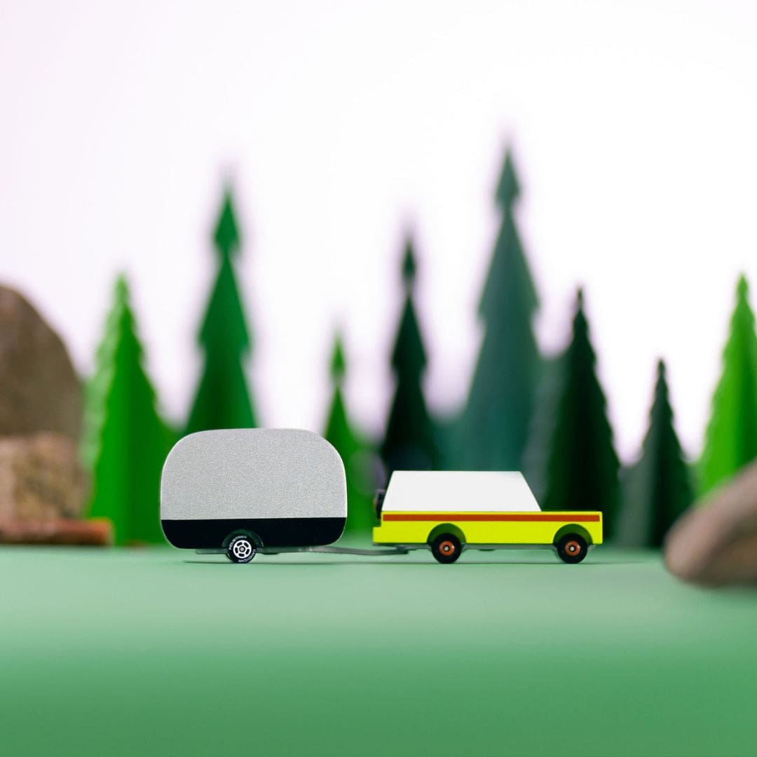 Auto met Candylab caravan Airstream