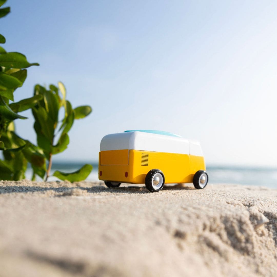 Candylab Beach bus sunset met surfplank