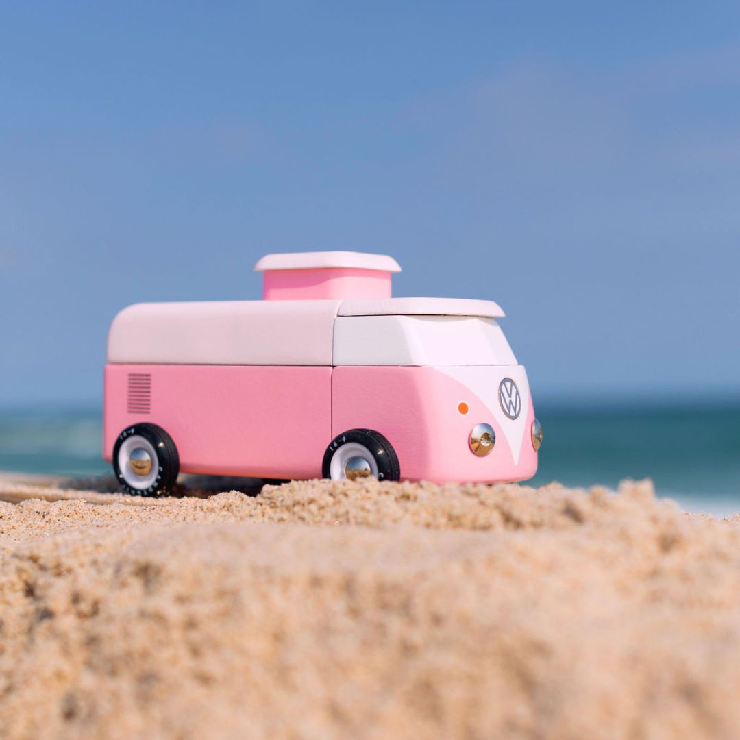 Houten speelgoed Volkswagen T1 bus roze van Candylab Toys