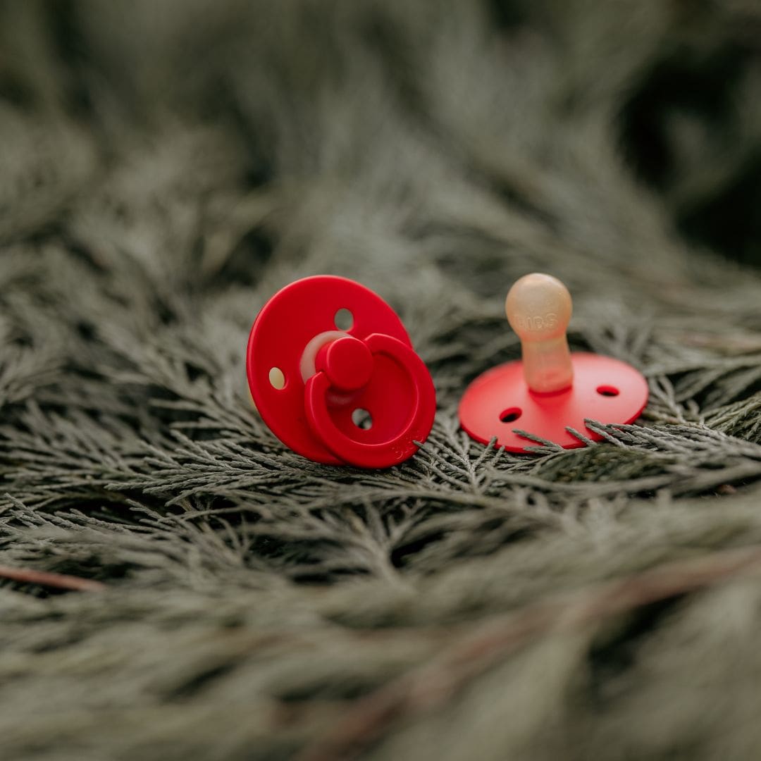 BIBS Colour rondvormige speen in de rode kleur Candy Apple