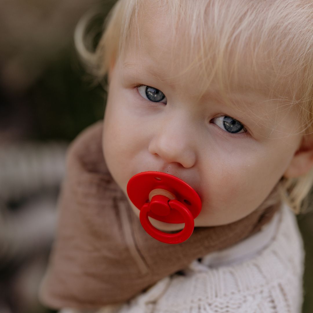 BIBS Colour rondvormige speen in de rode kleur Candy Apple