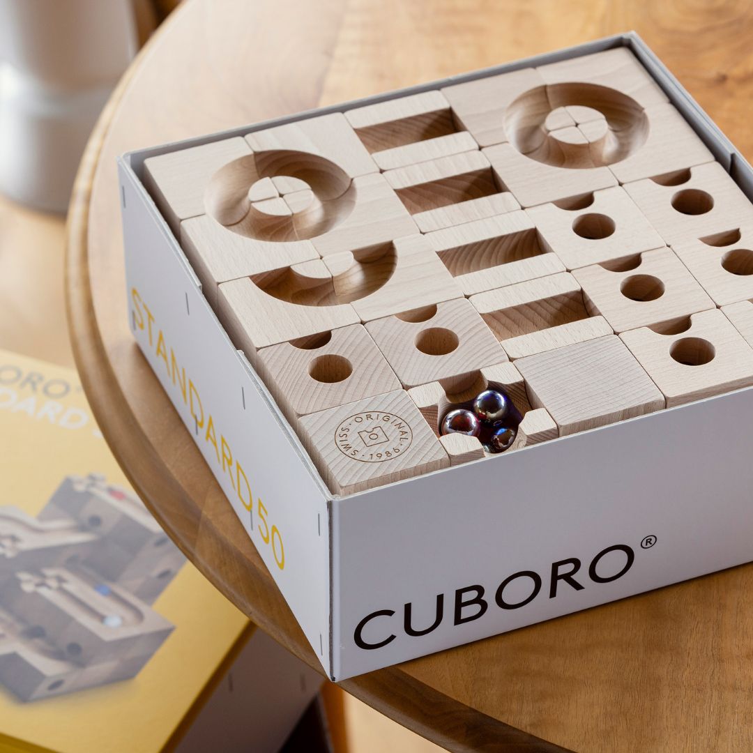 CUBORO Standard 50 houten knikkerbaan met 5 knikkers en 50 houten bouwblokken