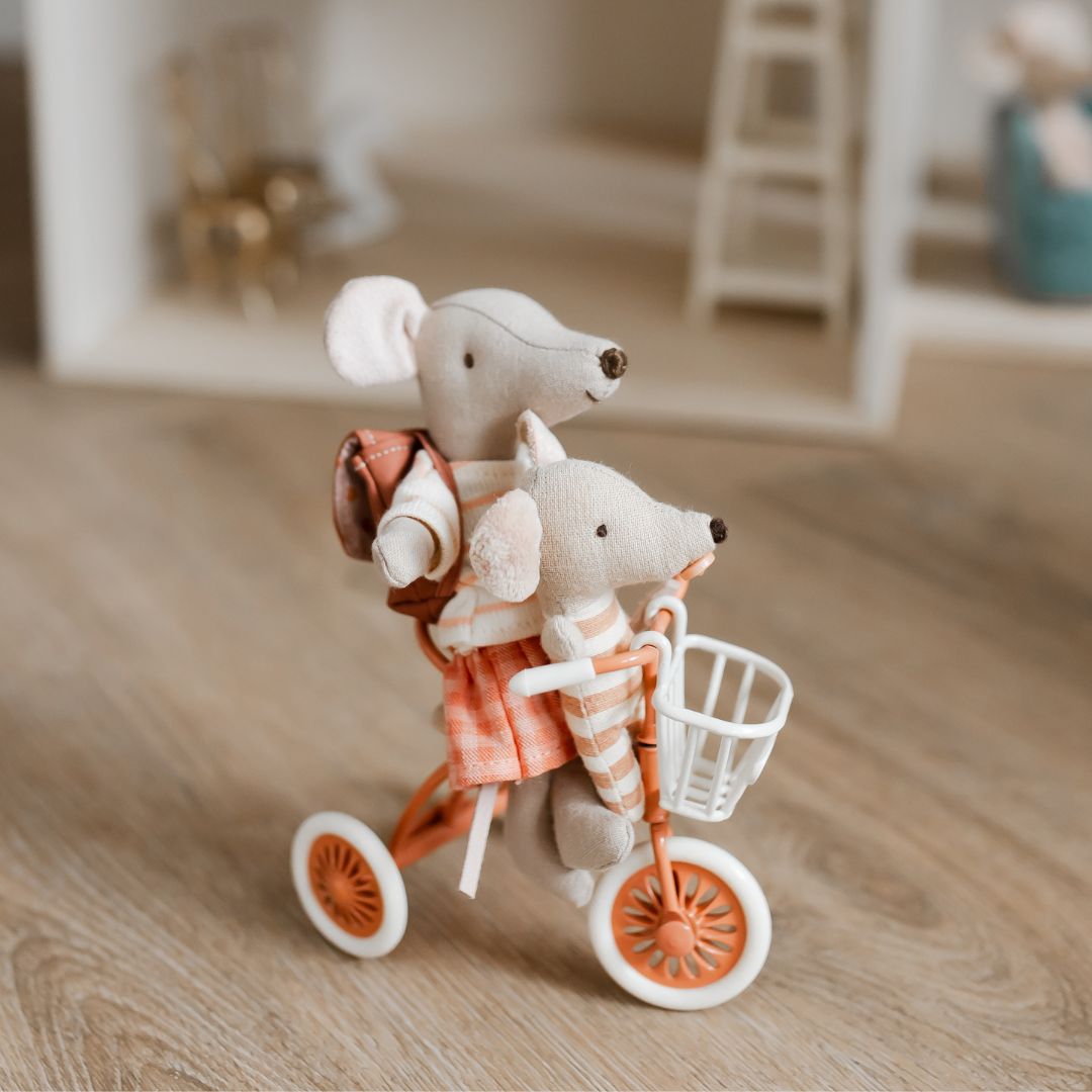 Maileg grote zus driewieler muis coral