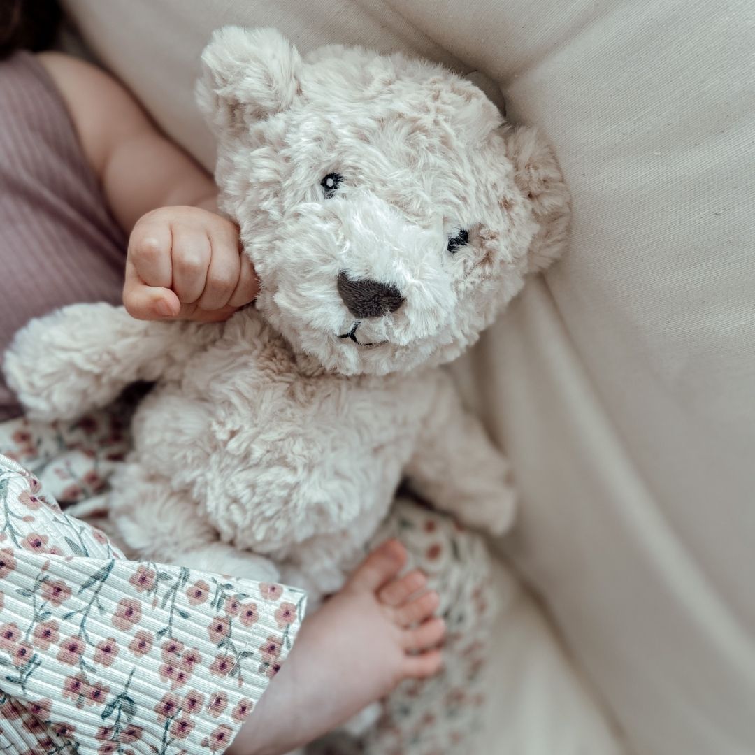 Flow Amsterdam hartslag knuffel beer Lou in de kleur beige met USB-C oplaadbaar muziekdoosje